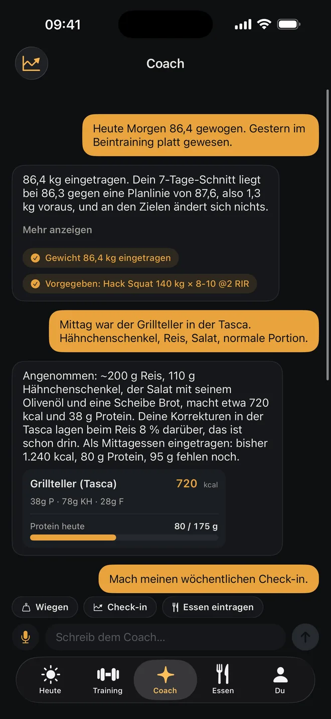 Der Coach trägt das Mittagessen aus einem Satz ein: etwa 720 kcal und 38 g Protein